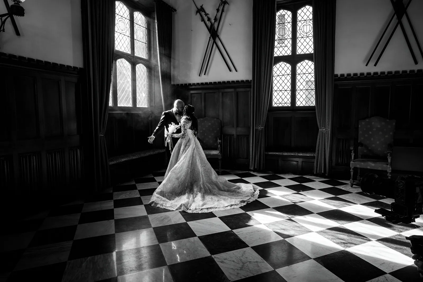 La sposa sul pavimento a scacchi del castello, in bianco e nero