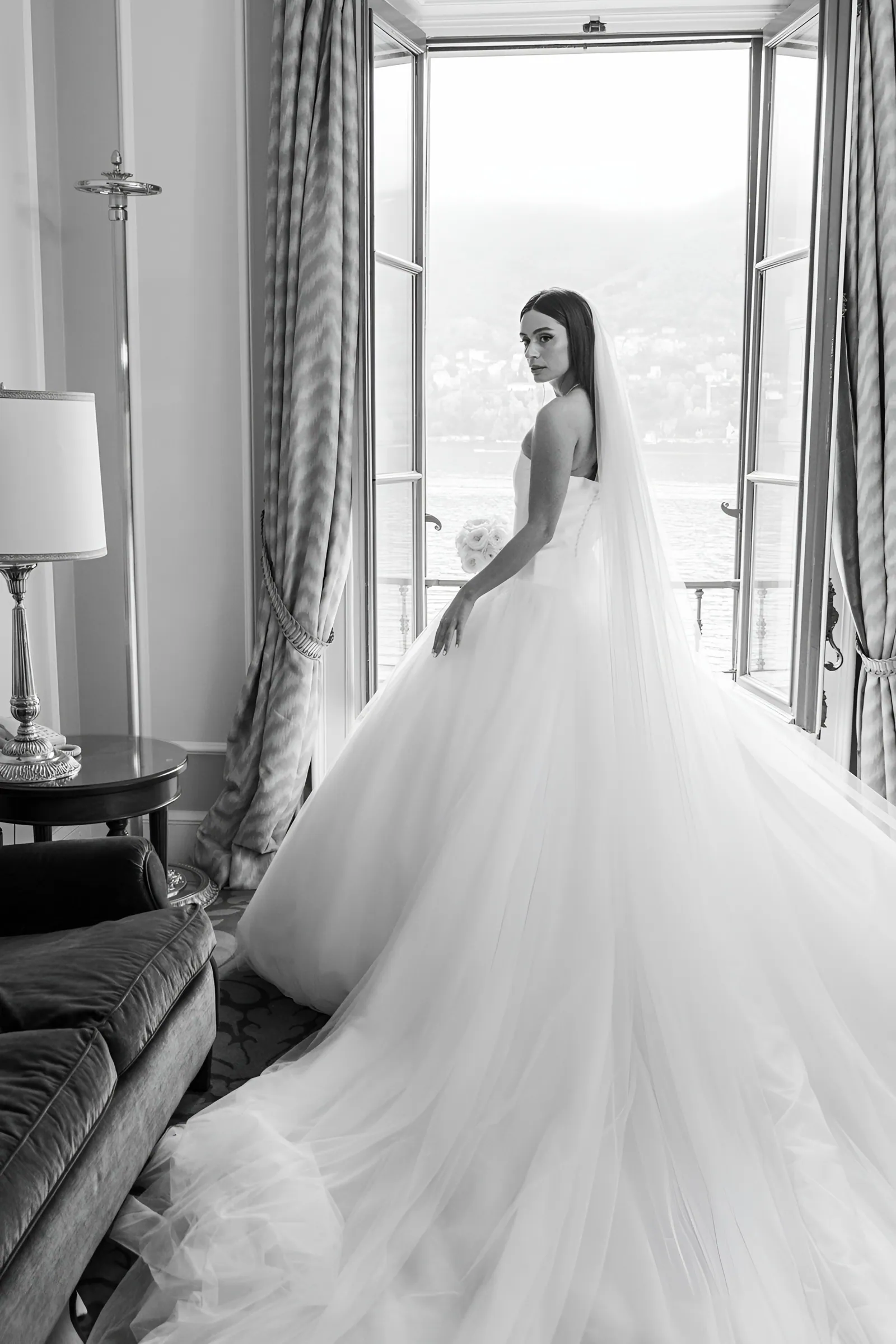 La sposa e lo strascico vicino alla finestra