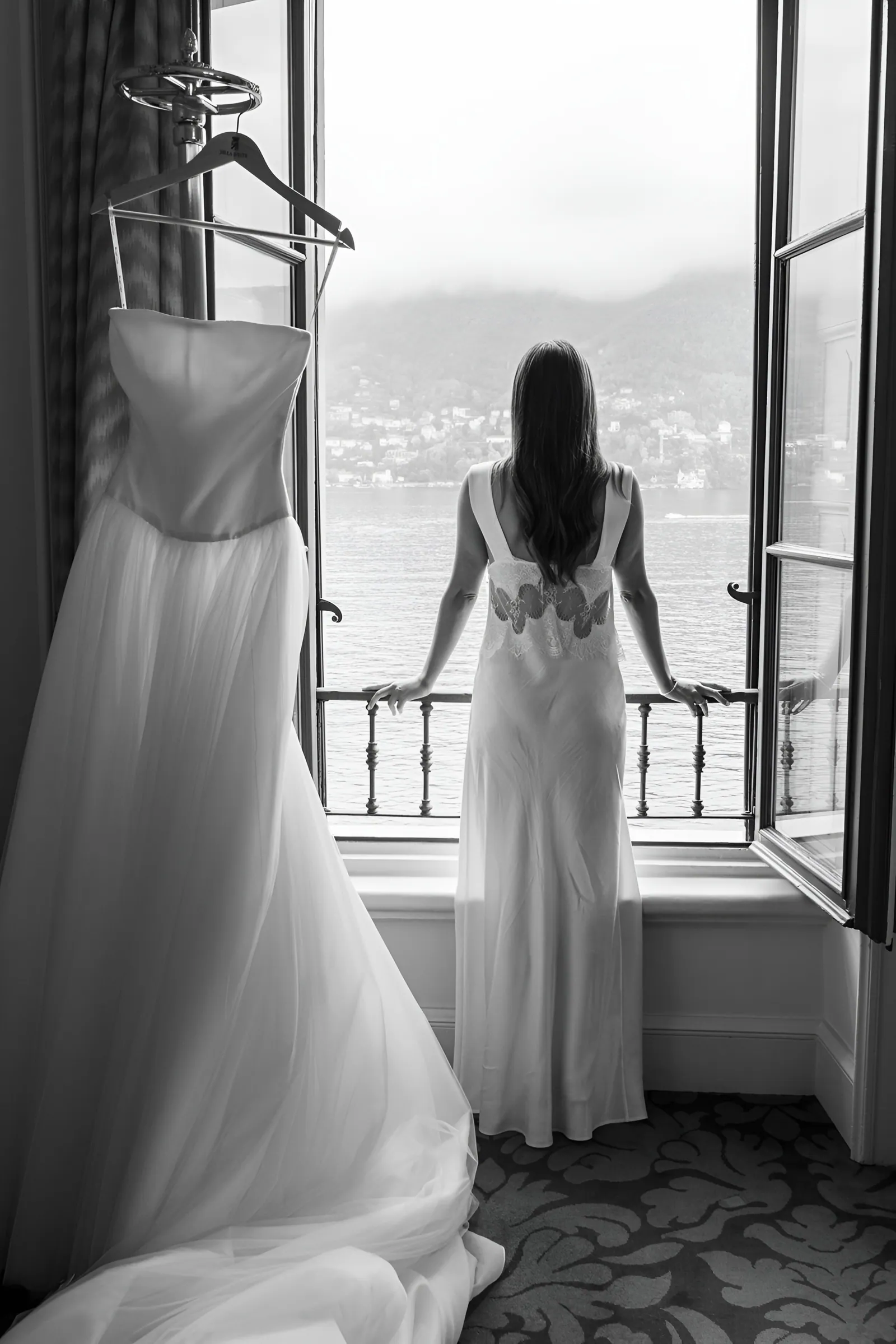 La sposa alla finestra di Villa d'Este, in bianco e nero