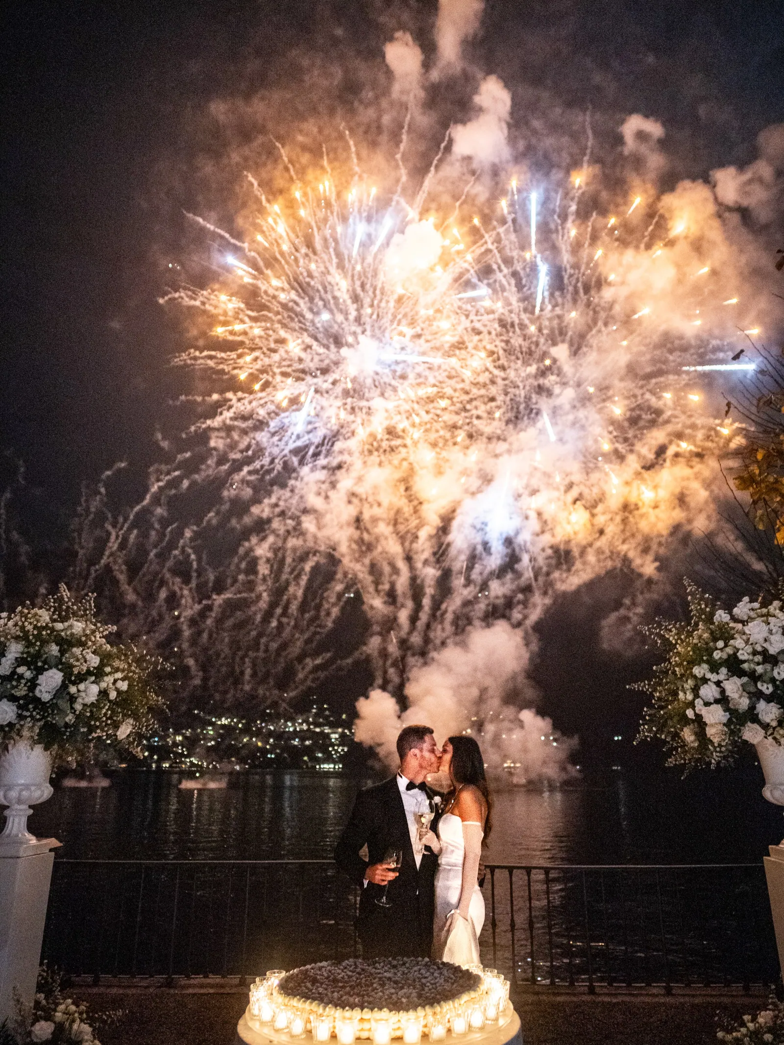 Bacio sotto i fuochi d'artificio sul lago, a Villa d'Este