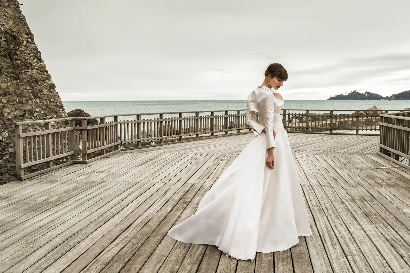 La sposa sul pontile affacciato sul lago