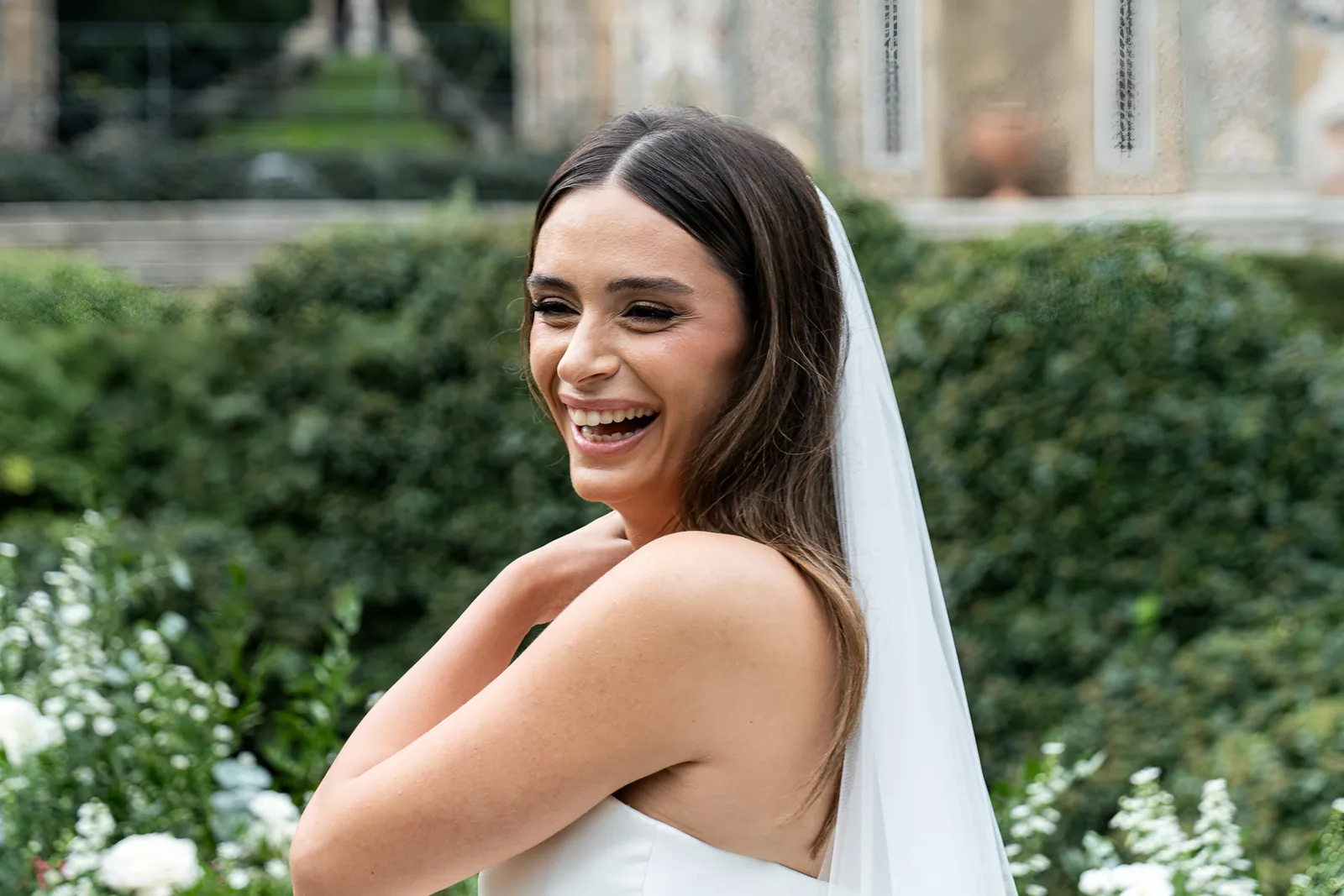 La sposa sorride nel giardino di Villa d'Este