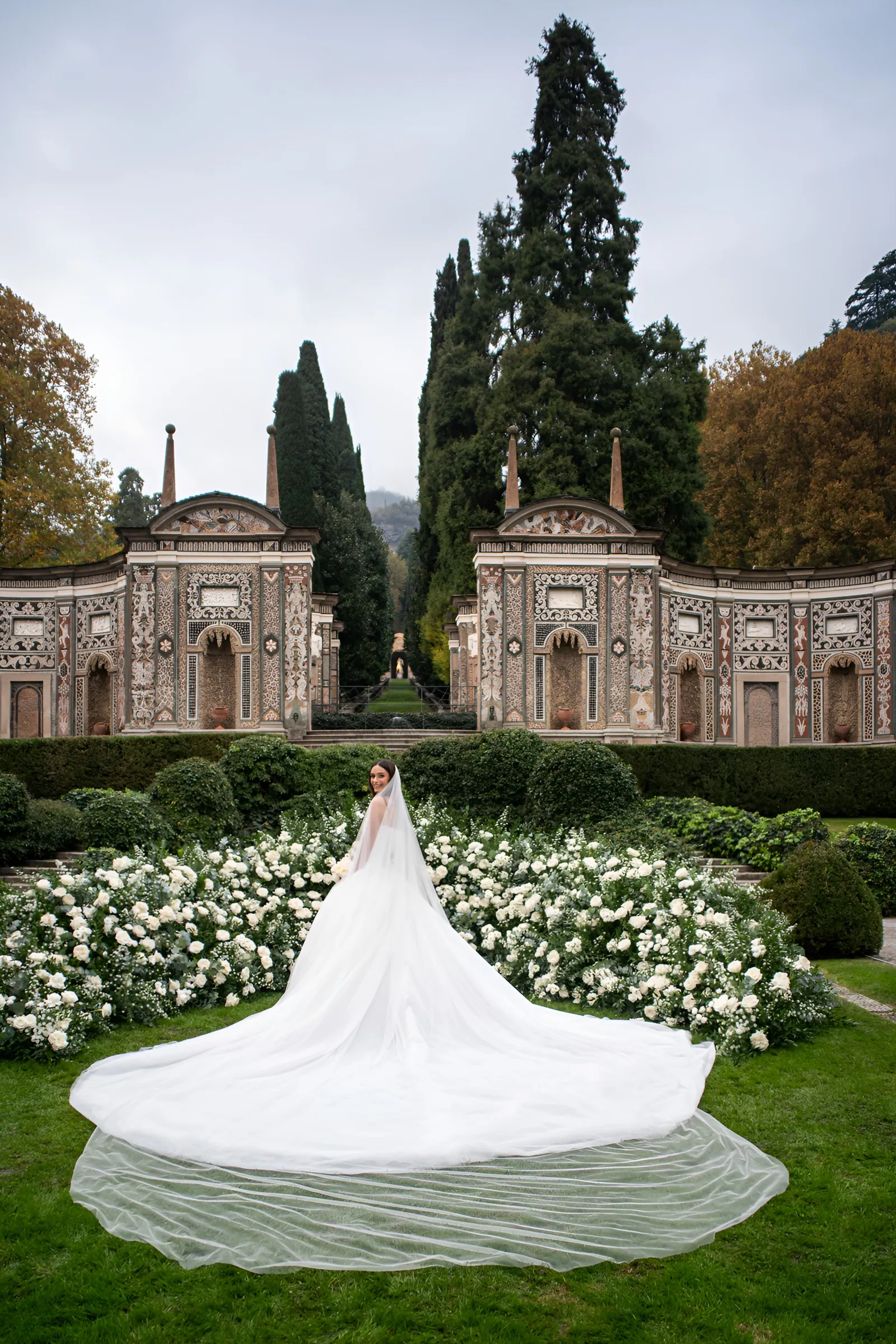 Lo strascico della sposa nel giardino del mosaico