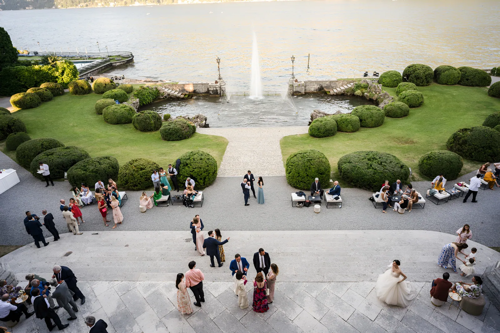Il giardino di Villa Erba dall'alto, con gli invitati