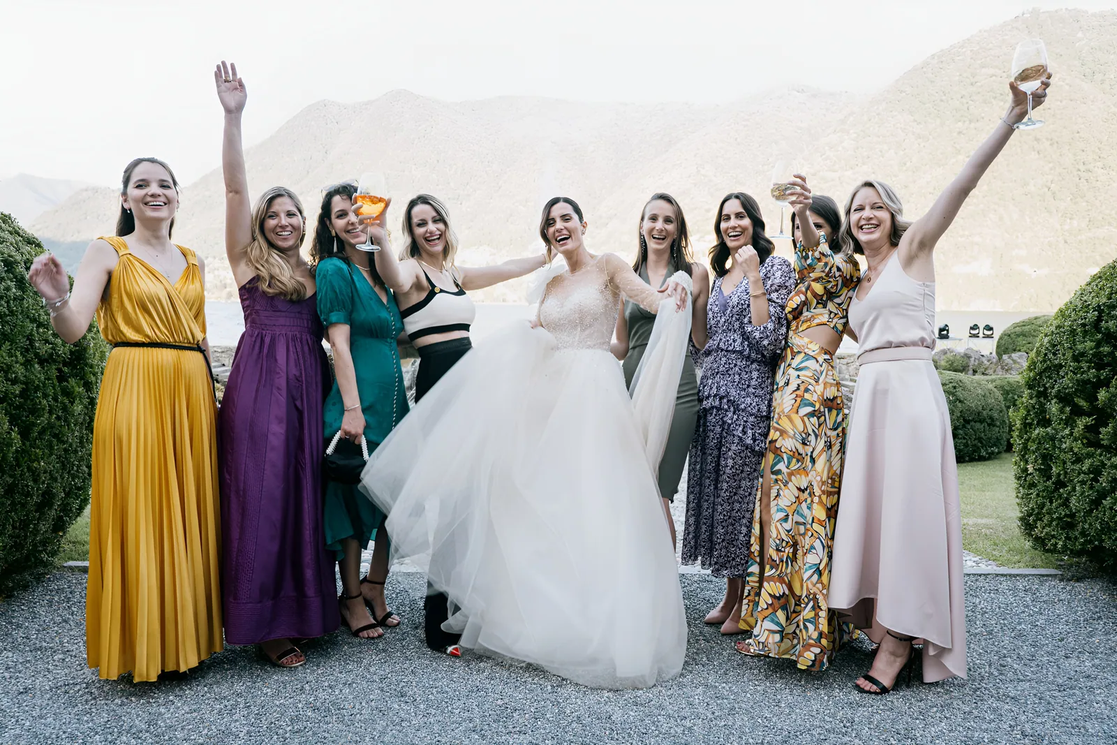 Le amiche della sposa festeggiano sul lago