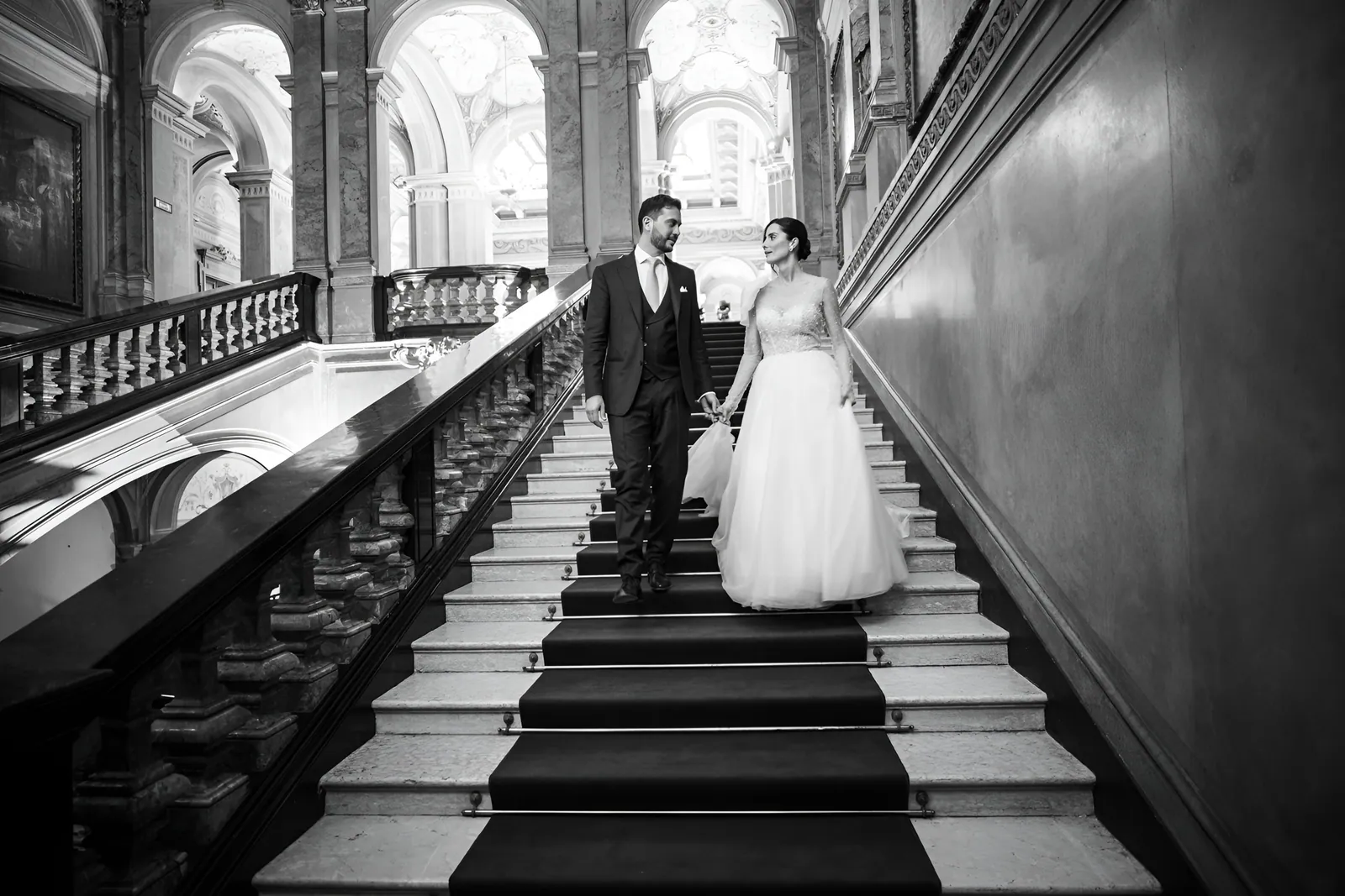 Gli sposi sulla scala, in bianco e nero