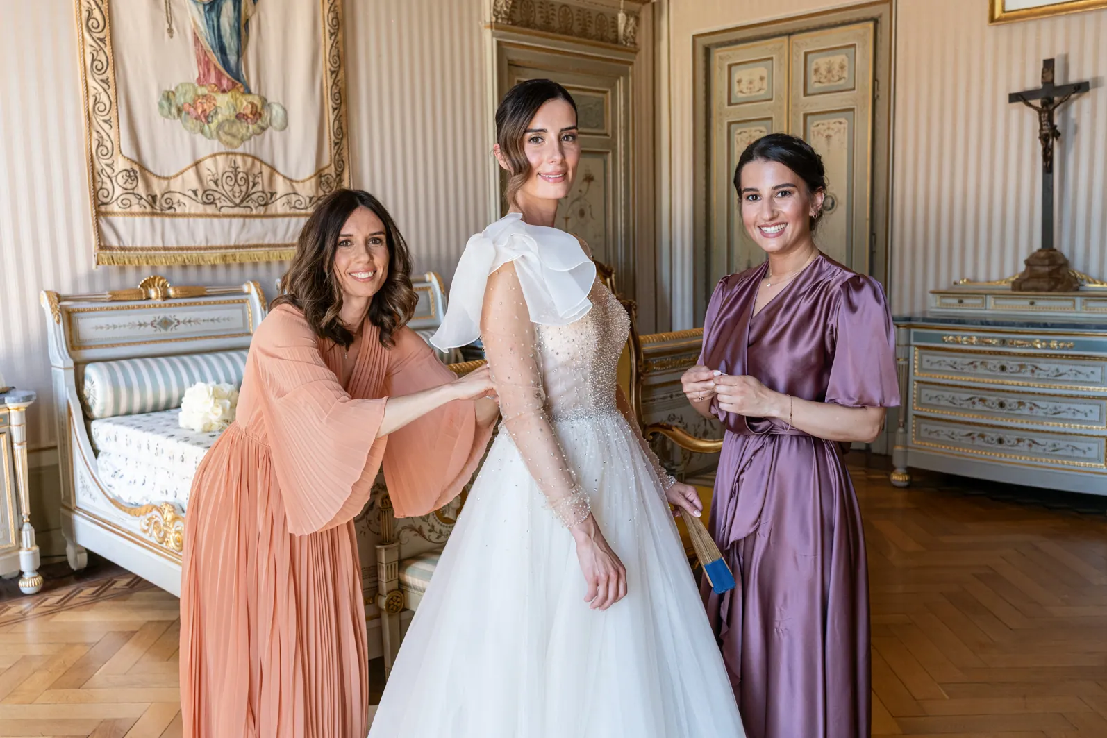 La sposa con le damigelle durante la preparazione