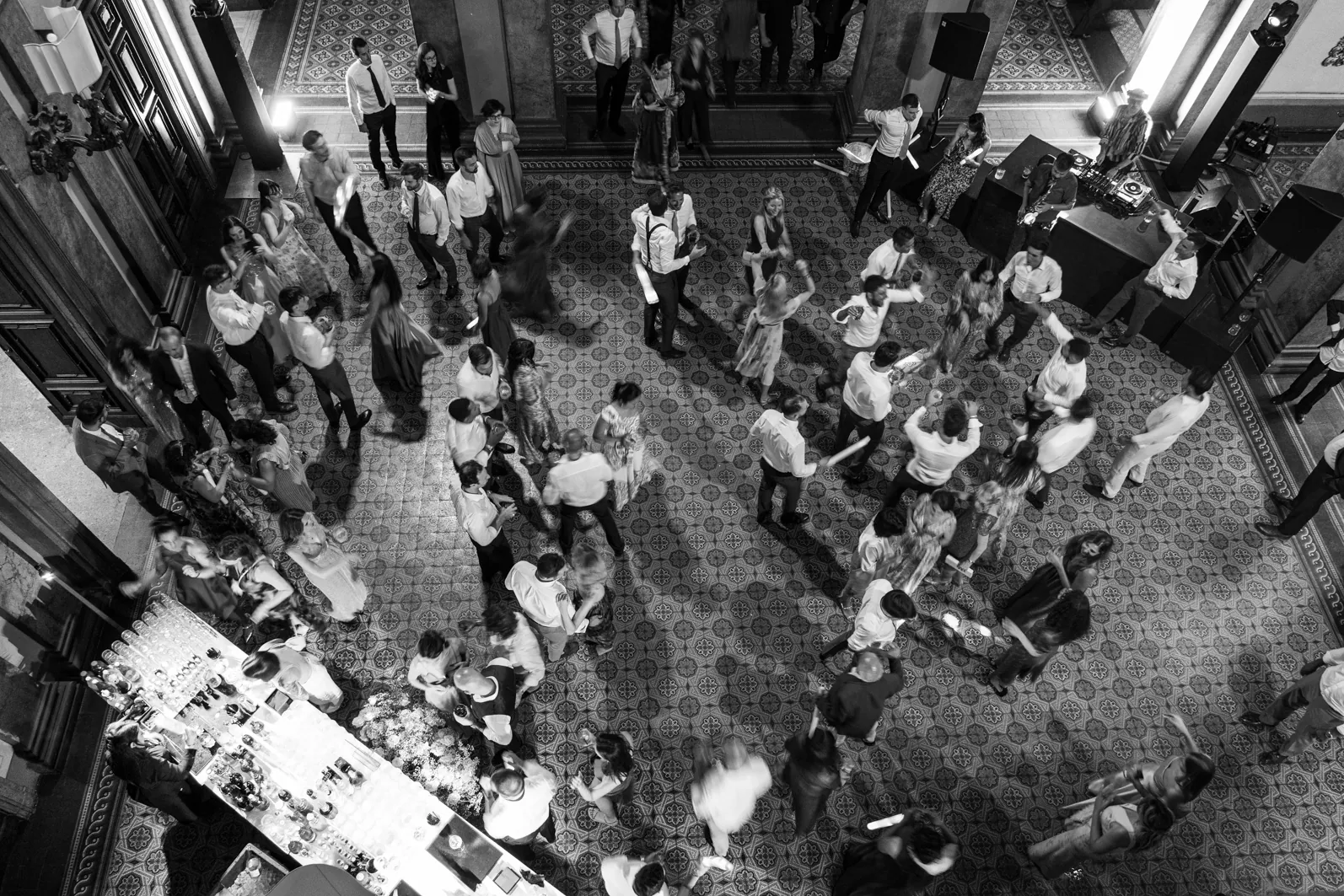 La festa nell'atrio, in bianco e nero