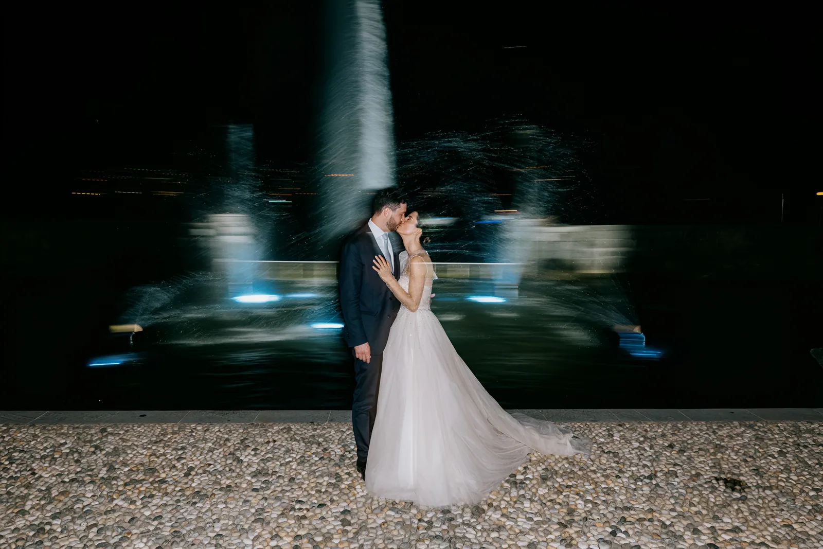 Il ballo degli sposi davanti alla fontana illuminata
