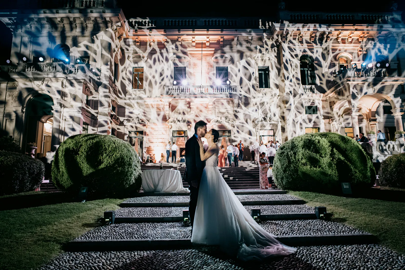 Gli sposi nel giardino illuminato di sera