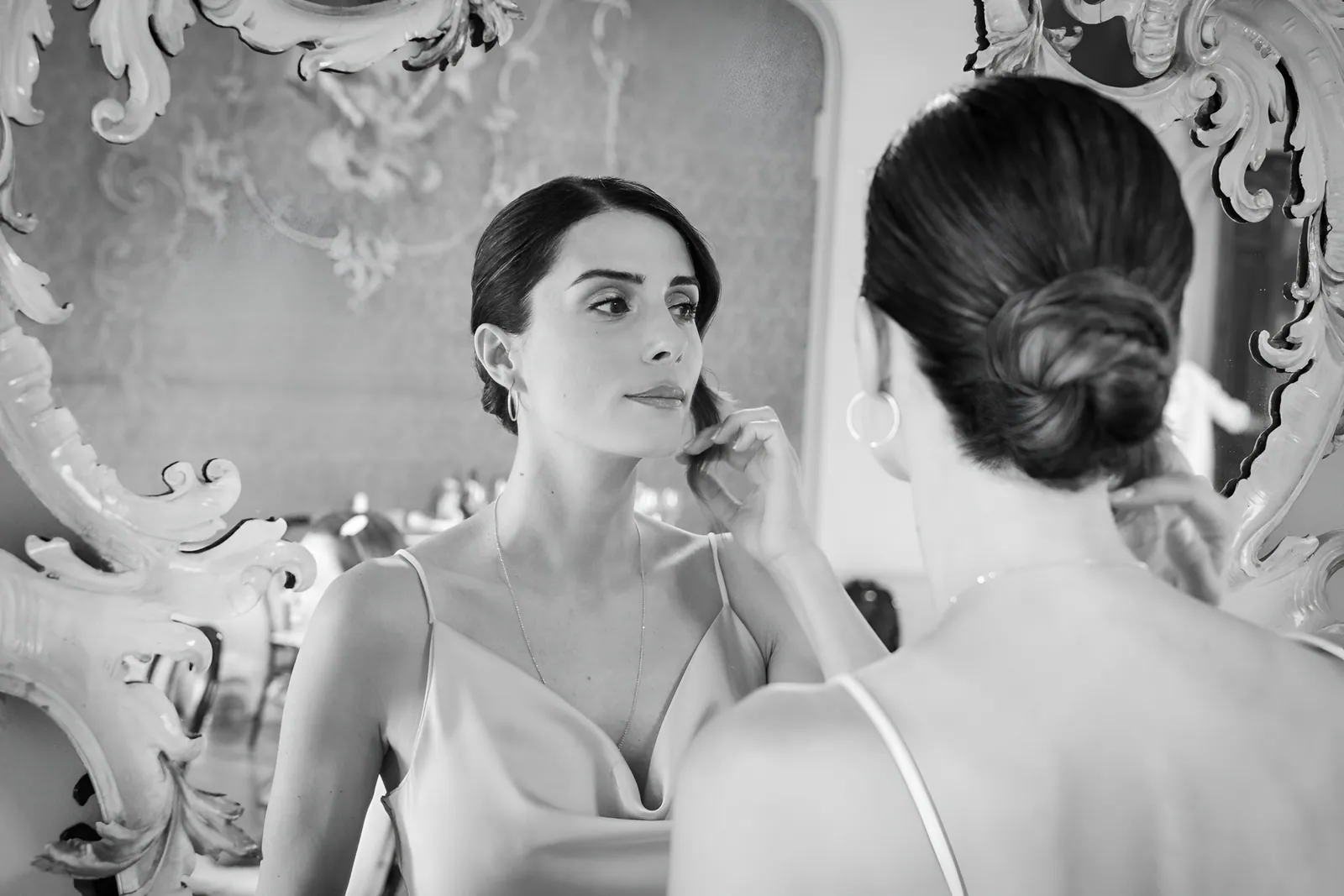 Il trucco della sposa allo specchio, in bianco e nero