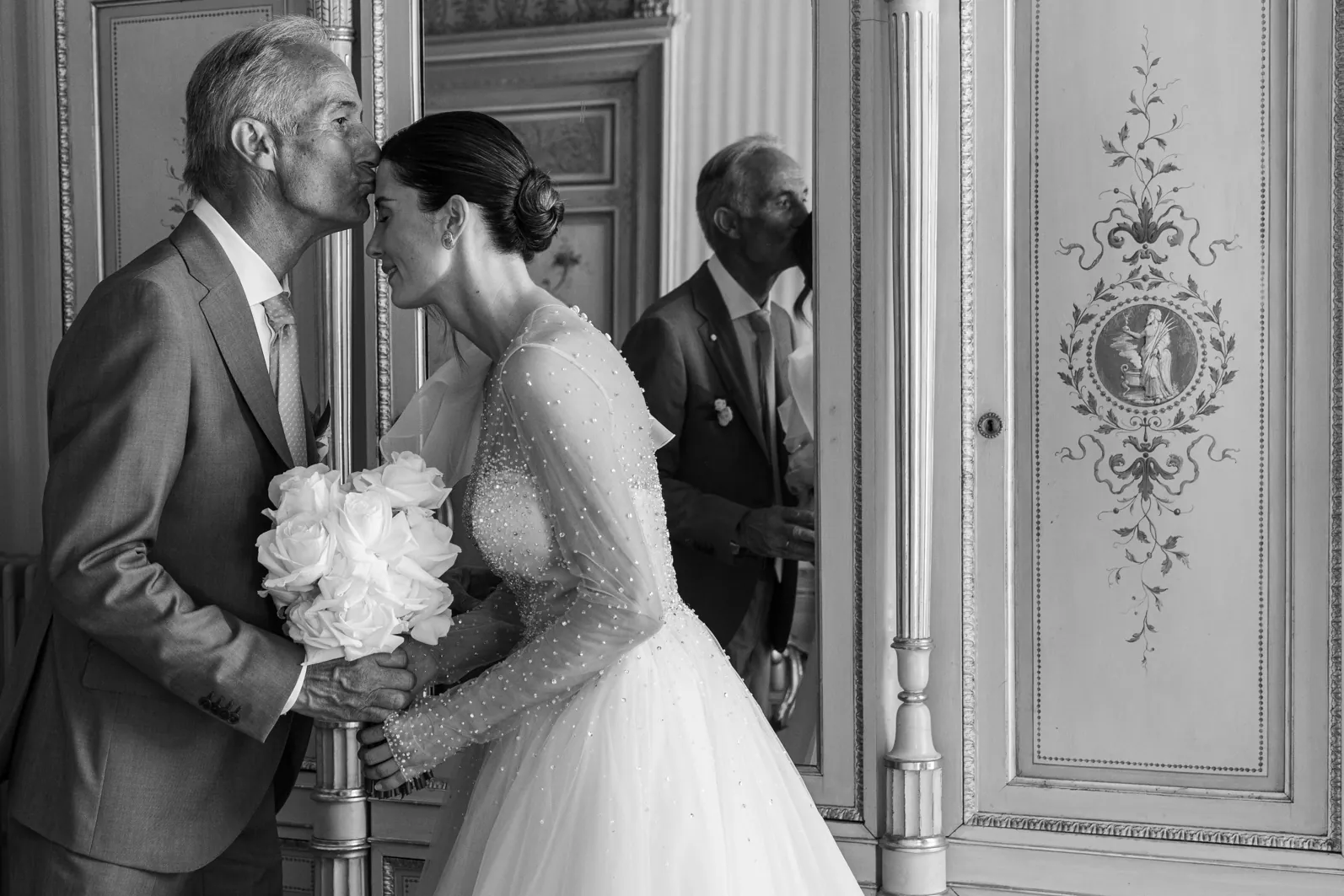 Il padre bacia la sposa prima della cerimonia, in bianco e nero