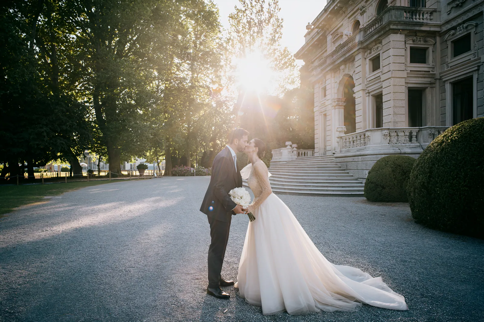 Gli sposi controluce davanti a Villa Erba