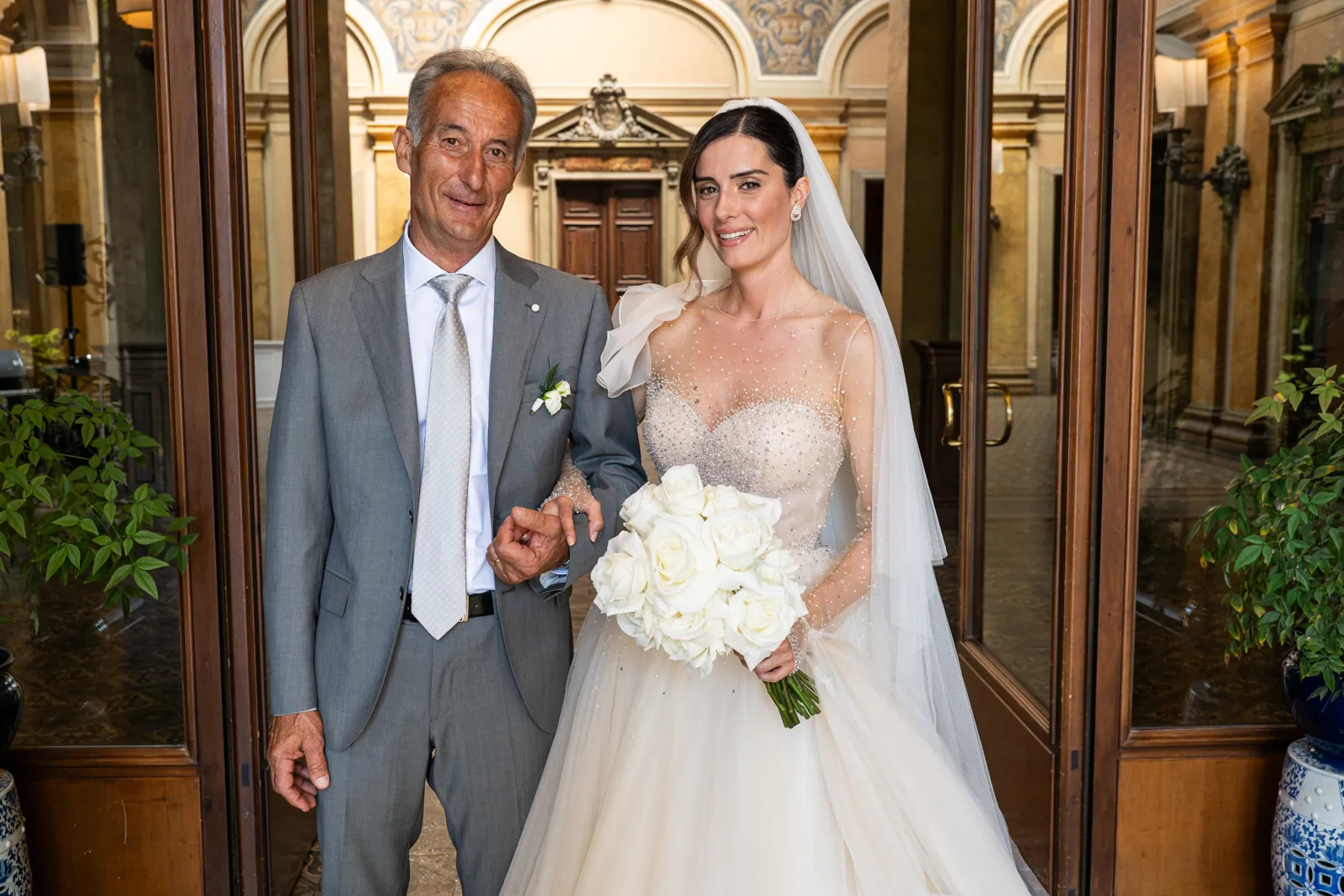 La sposa esce con il padre