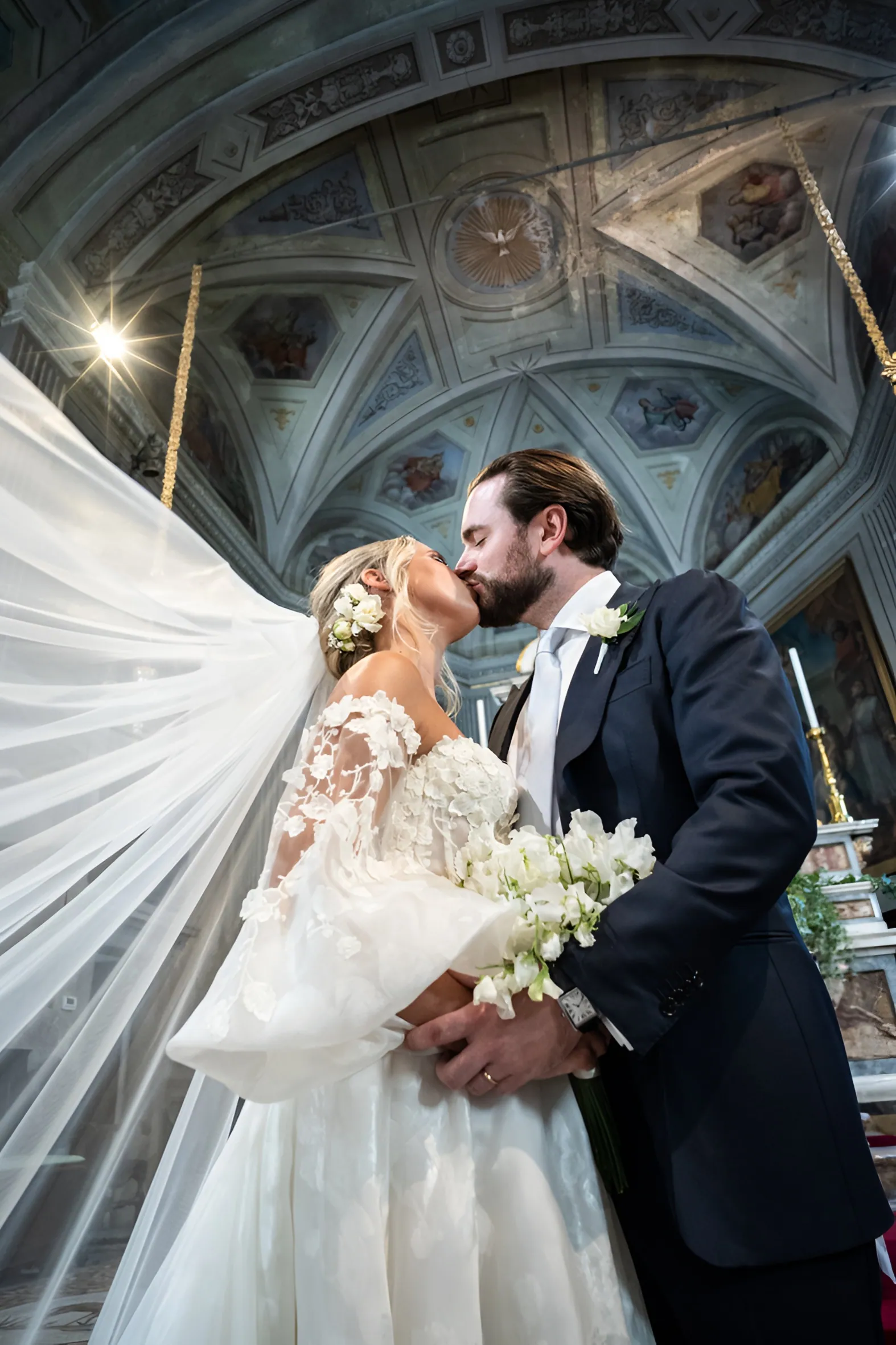 Il bacio degli sposi sotto il velo, nella chiesa di Baveno