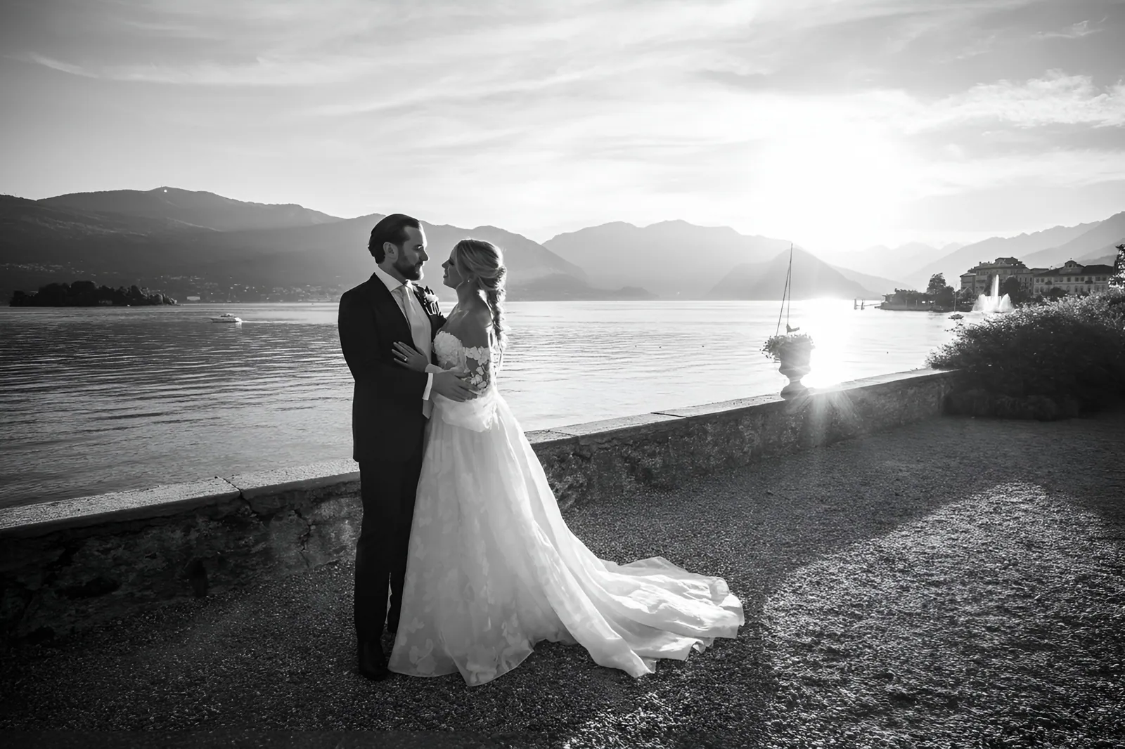 Gli sposi nel giardino sul lago a Pallanza