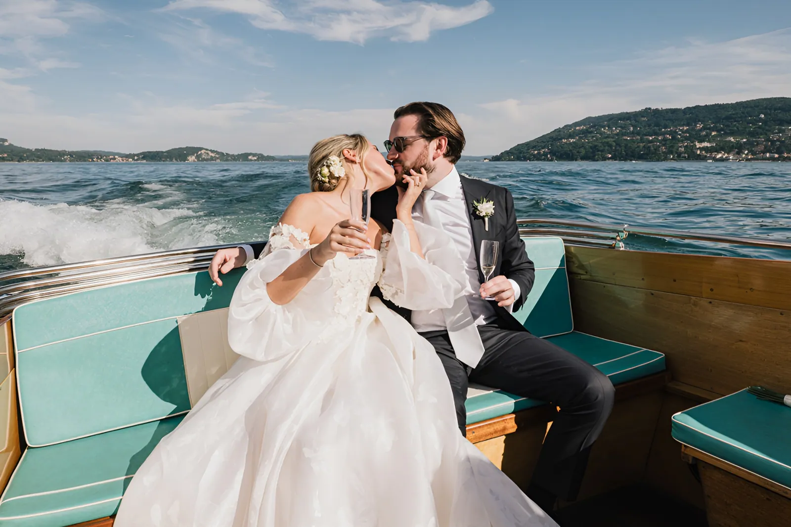 Gli sposi in motoscafo sul Lago Maggiore