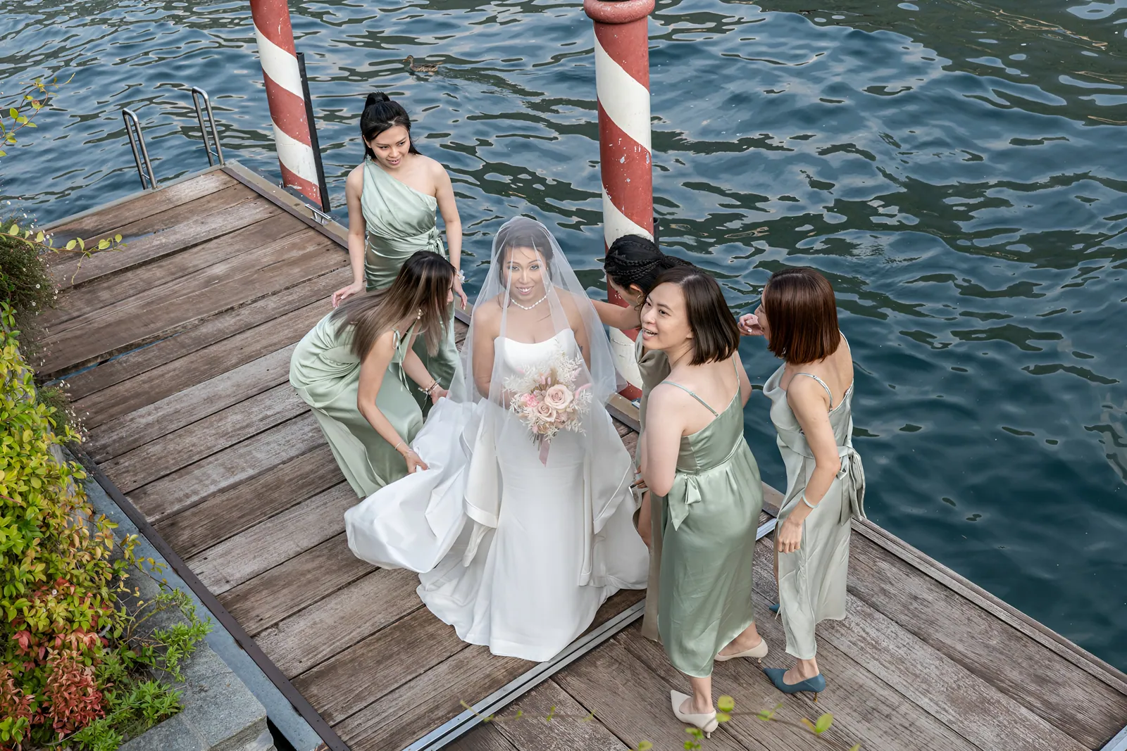 La sposa e le damigelle sul molo