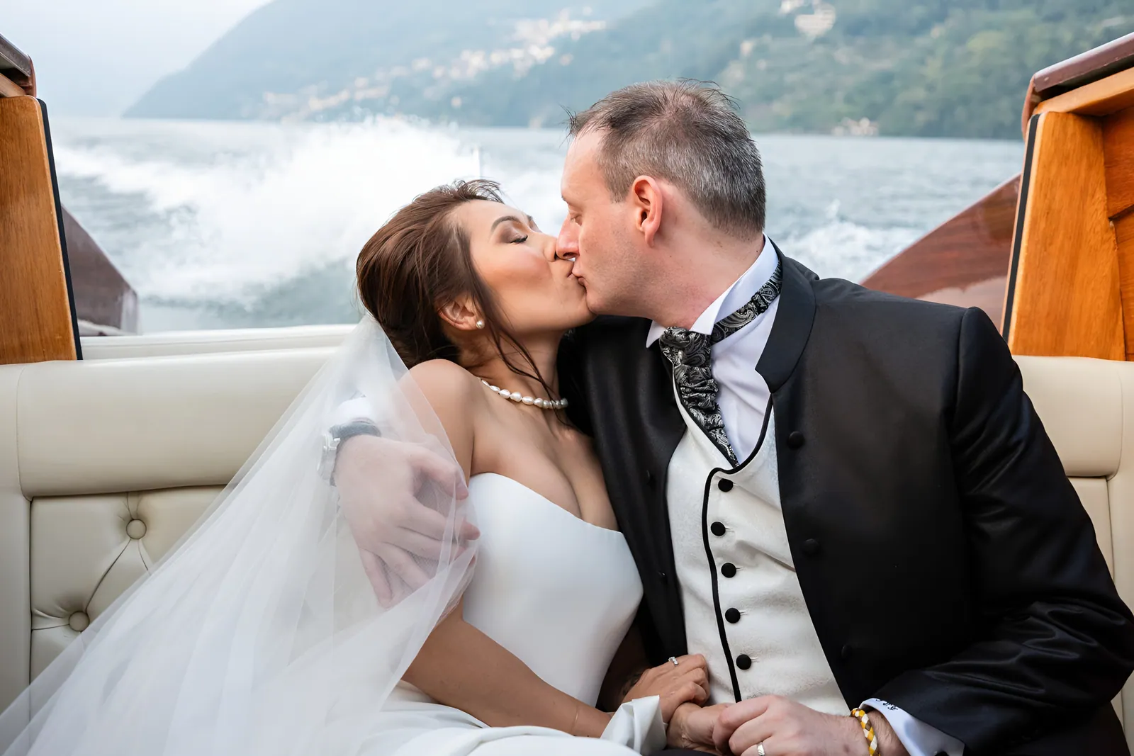 Il bacio degli sposi sul motoscafo