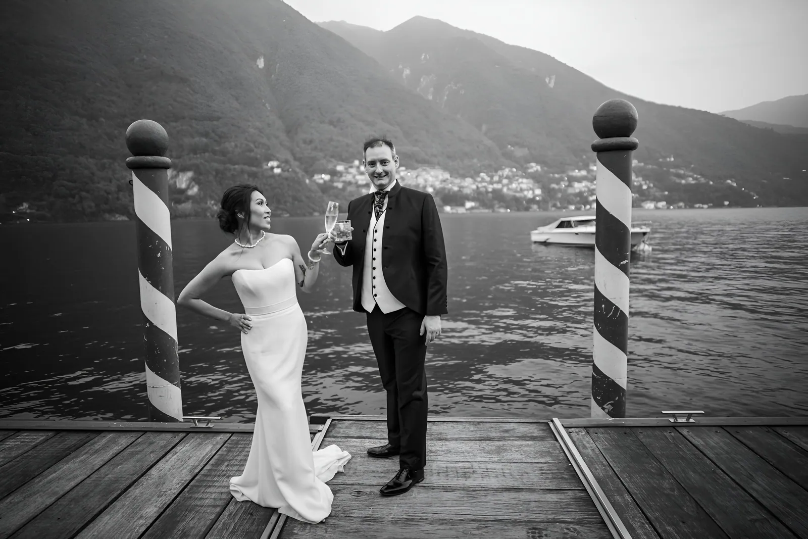 Gli sposi sul pontile, in bianco e nero