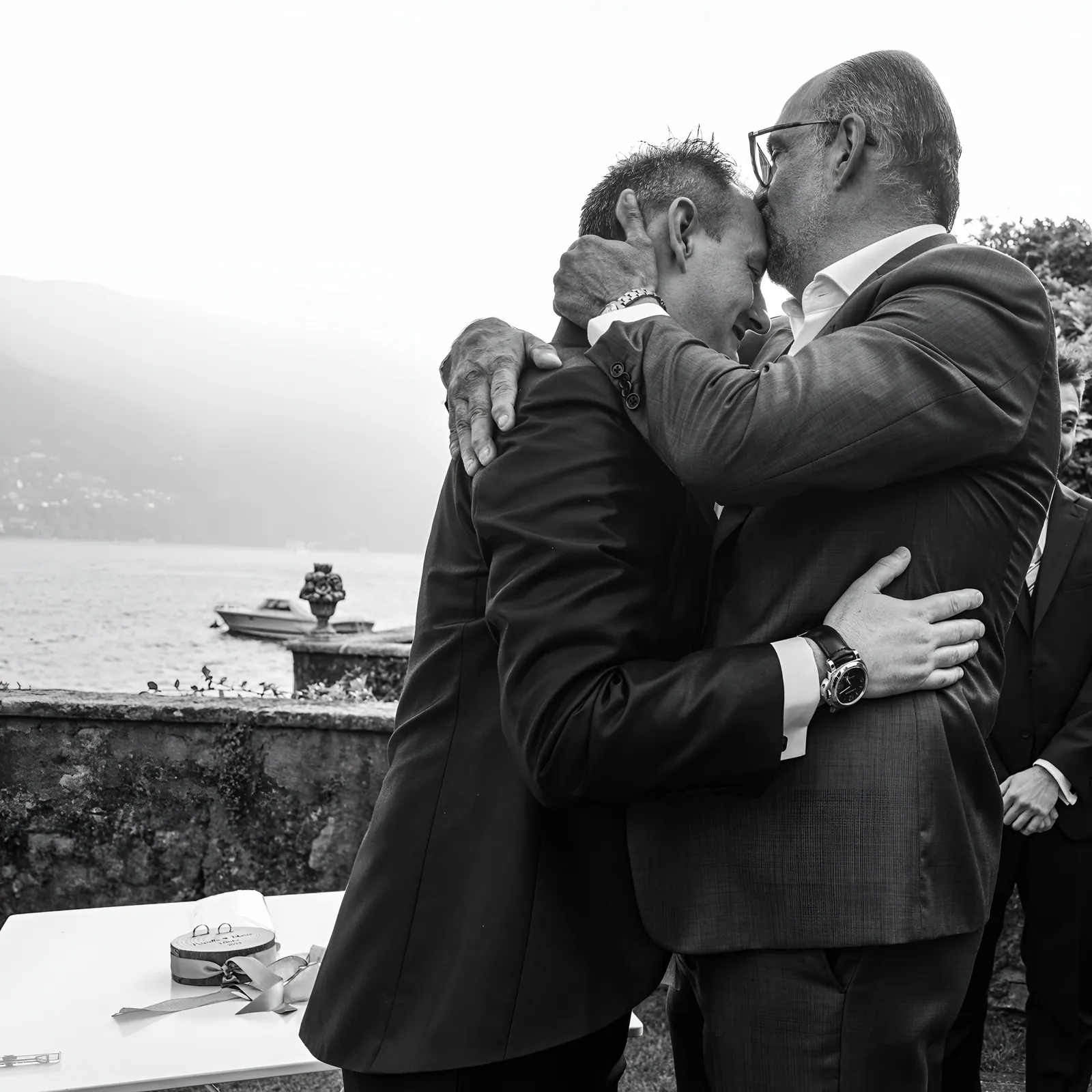 L'abbraccio tra padre e sposo, in bianco e nero