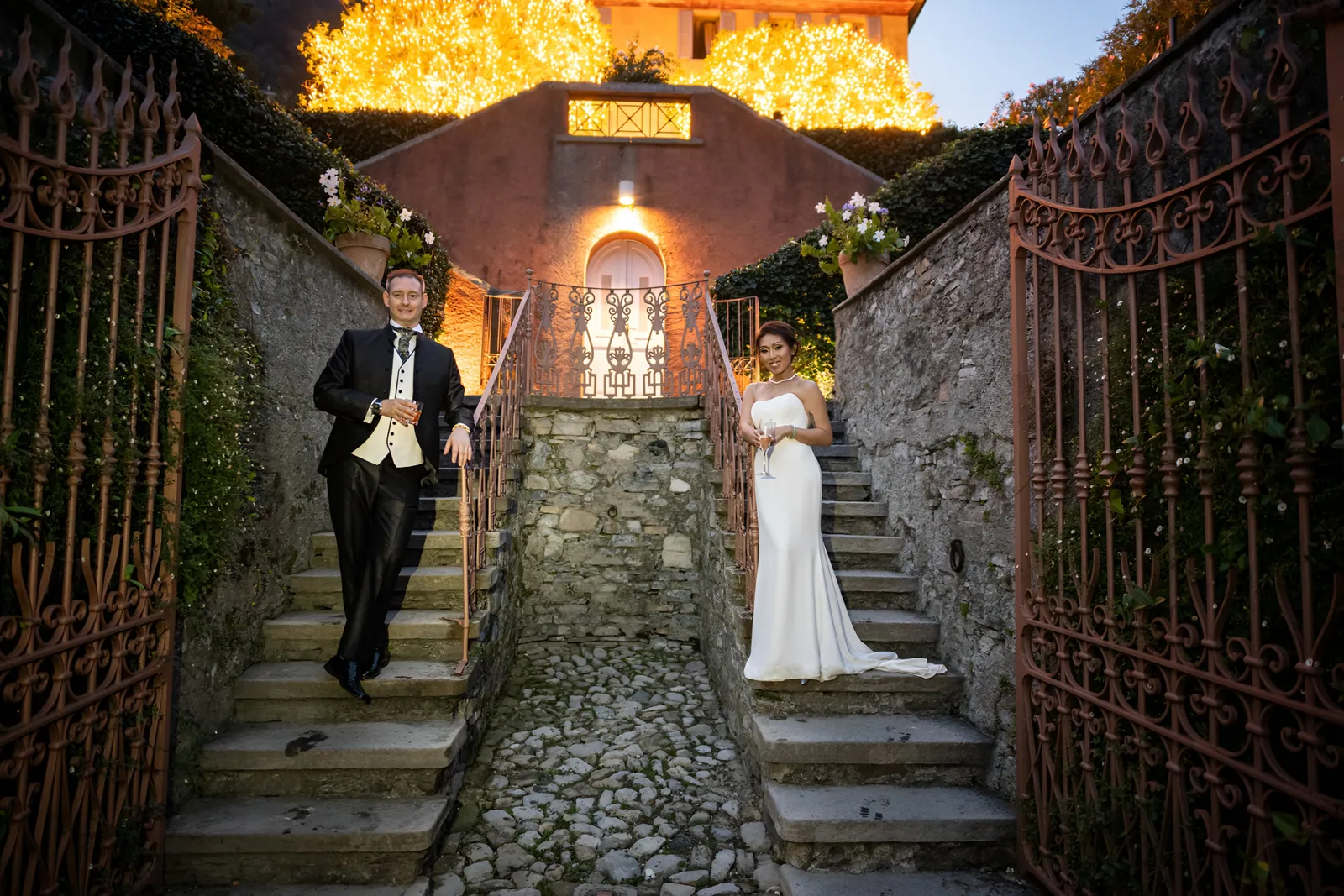 Gli sposi sulla scalinata illuminata di Villa Regina Teodolinda