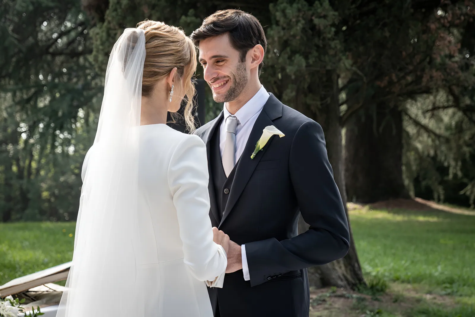 Virna e Nicola si sorridono durante la cerimonia nel parco