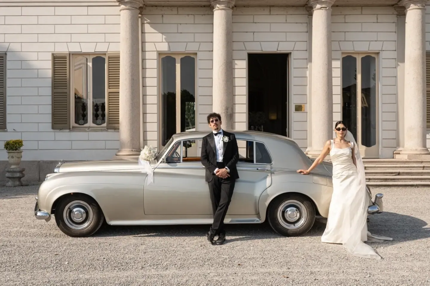 Gli sposi con una Rolls-Royce d'epoca davanti a Villa Borromeo
