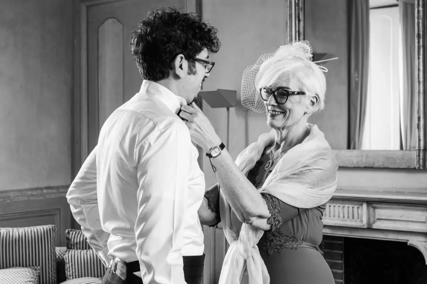 La nonna sistema il papillon dello sposo, in bianco e nero